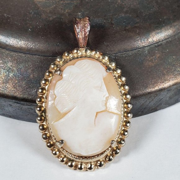 Vintage Jewelry - Vintage shell cameo pendant Victorian revival